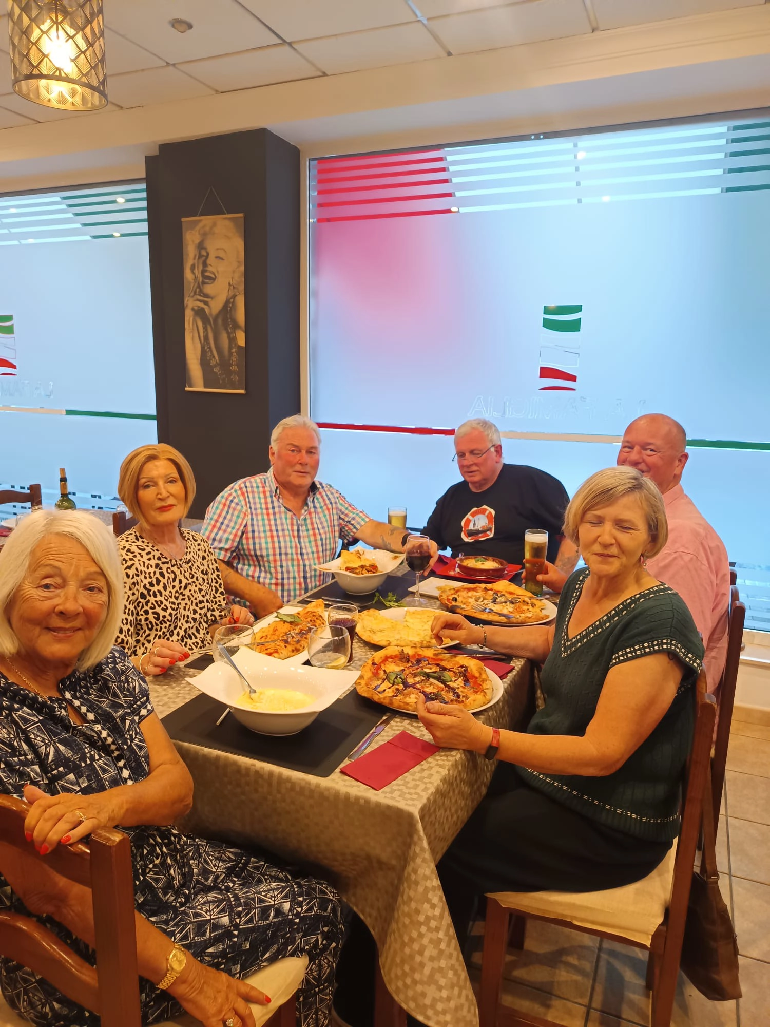 Clientes en restaurante italiano La Famiglia Catral